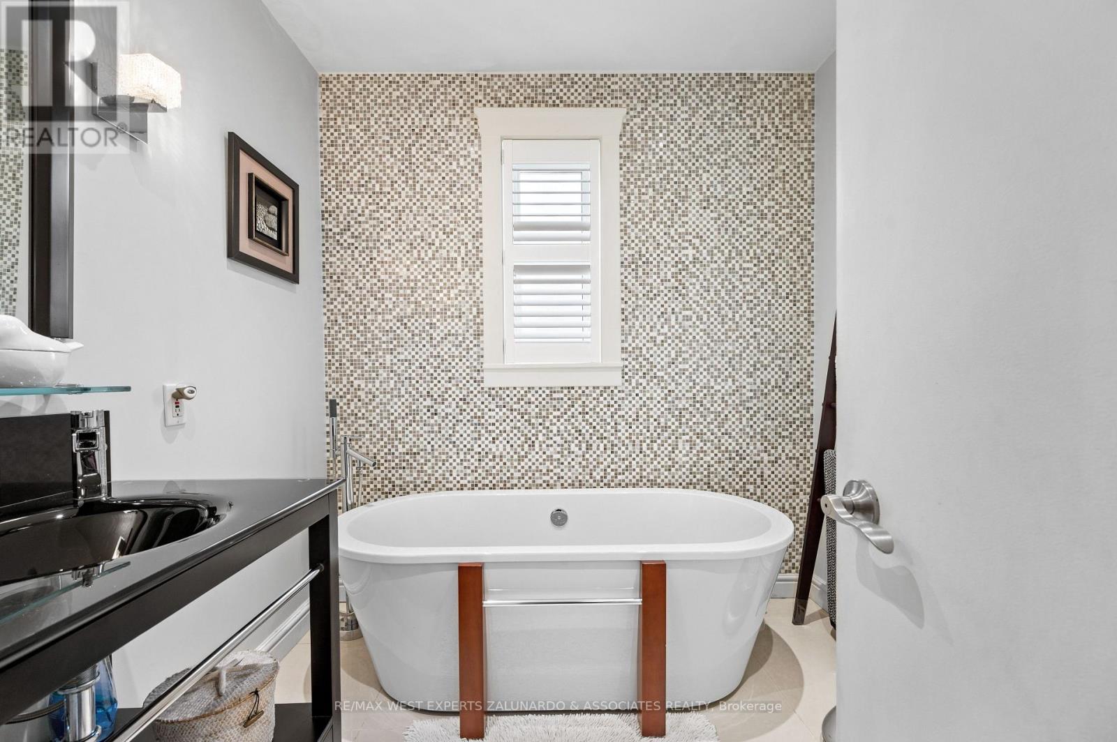 18 Smallwood Drive, Toronto, Ontario  M3M 1K8 - Photo 30 - W12819796