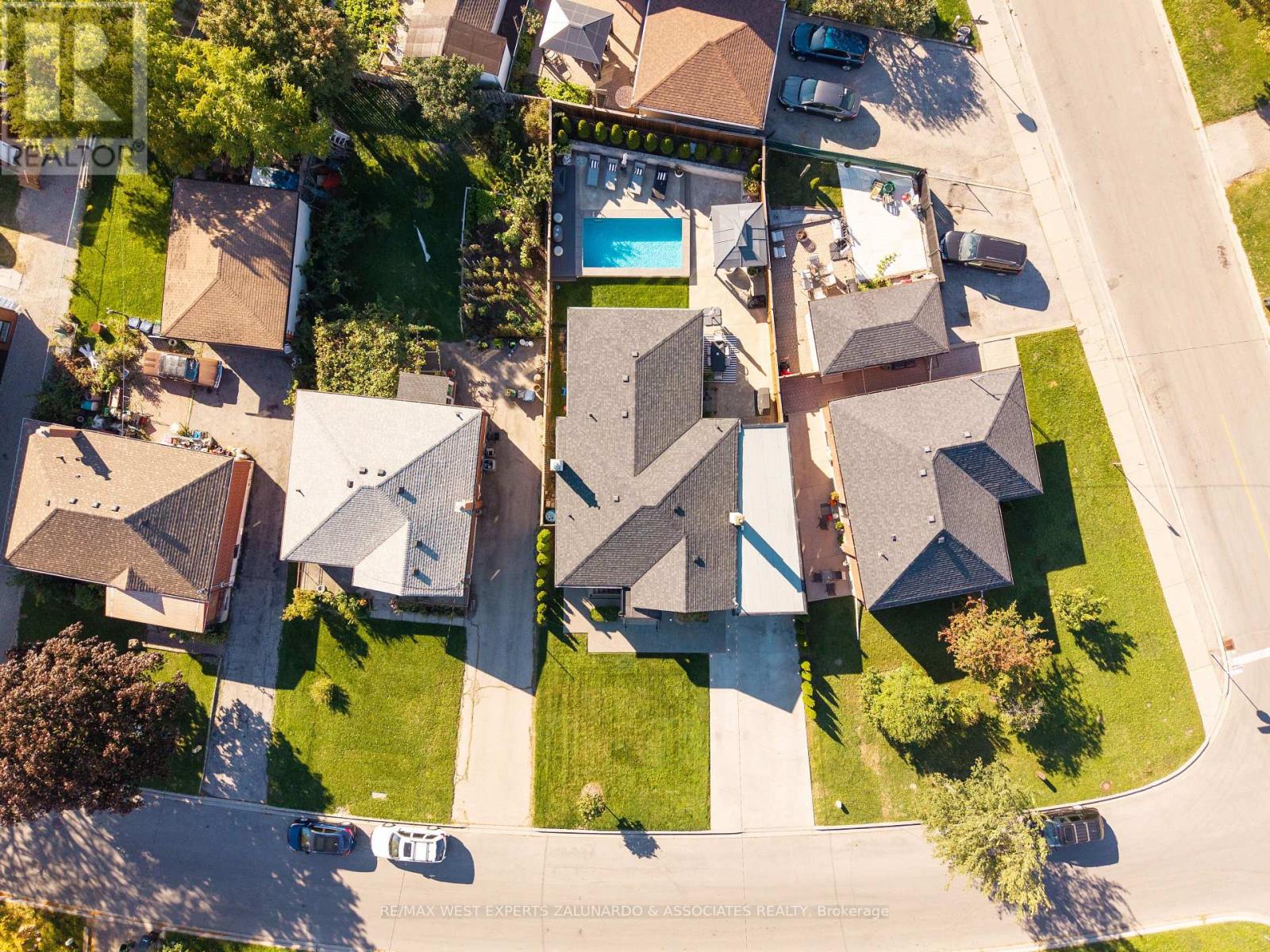 18 Smallwood Drive, Toronto, Ontario  M3M 1K8 - Photo 4 - W12819796