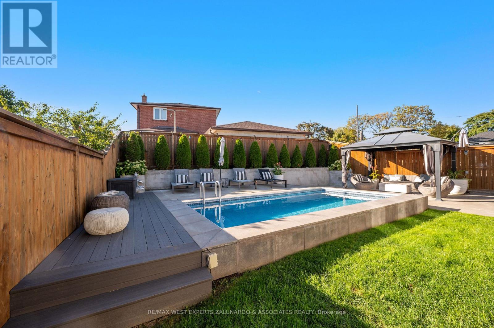 18 Smallwood Drive, Toronto, Ontario  M3M 1K8 - Photo 41 - W12819796