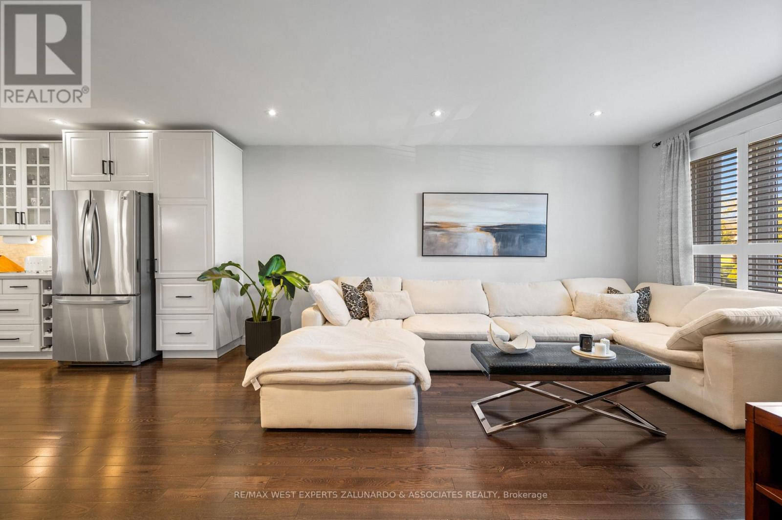 18 Smallwood Drive, Toronto, Ontario  M3M 1K8 - Photo 7 - W12819796