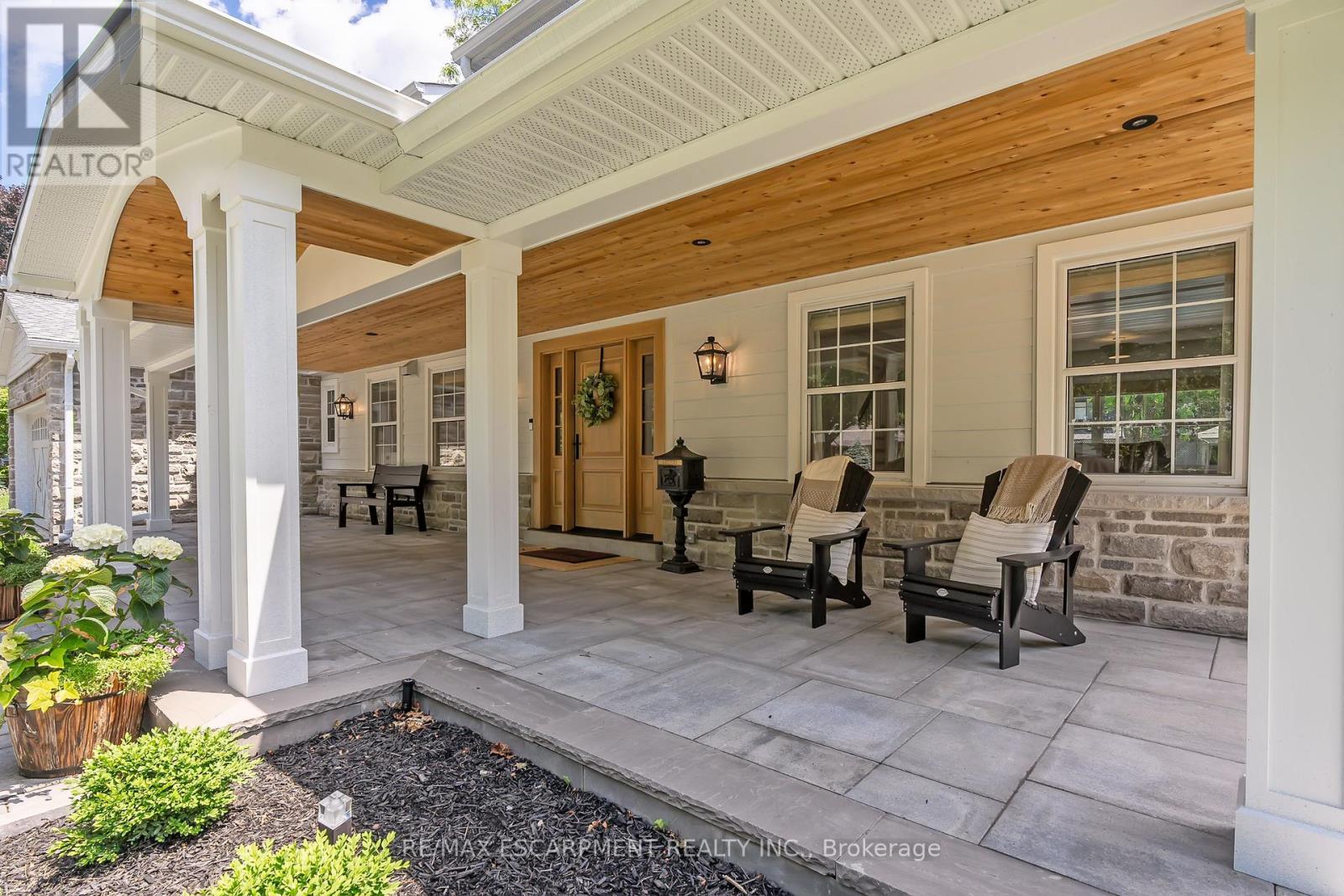 976 Cresthampton Lane, Mississauga, Ontario  L5H 2X1 - Photo 3 - W12819814