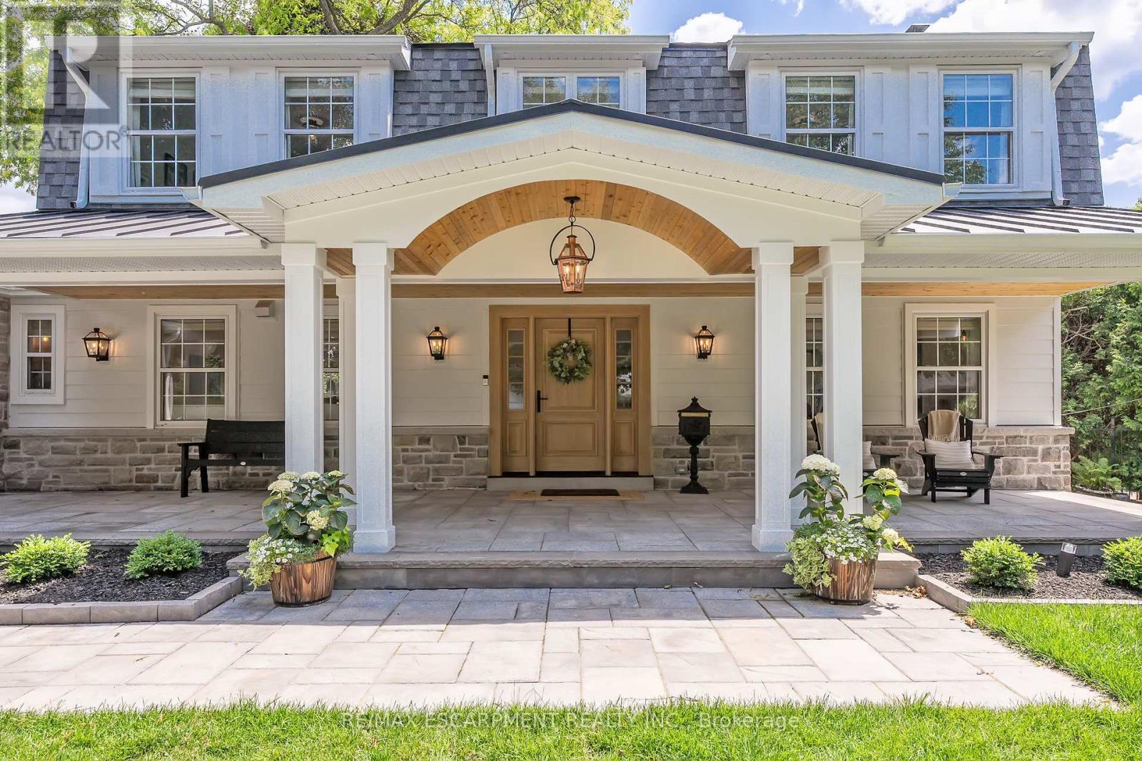 976 Cresthampton Lane, Mississauga, Ontario  L5H 2X1 - Photo 4 - W12819814