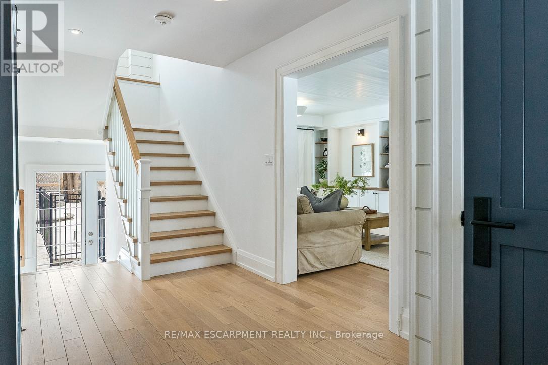 976 Cresthampton Lane, Mississauga, Ontario  L5H 2X1 - Photo 5 - W12819814