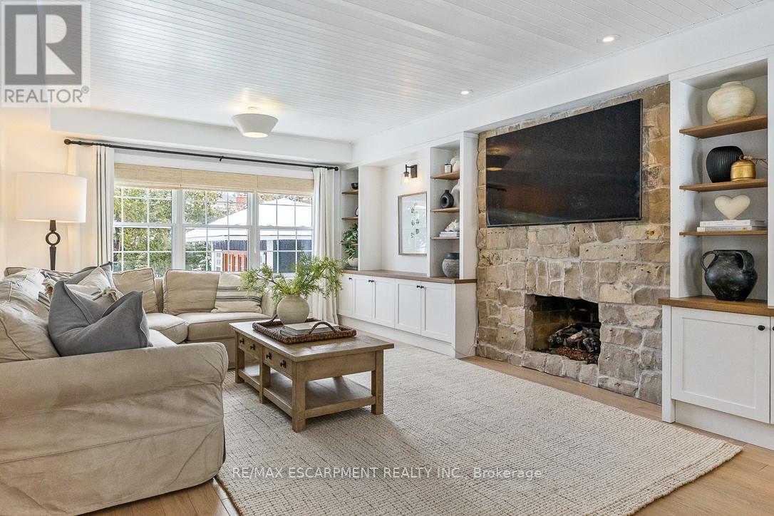 976 Cresthampton Lane, Mississauga, Ontario  L5H 2X1 - Photo 6 - W12819814