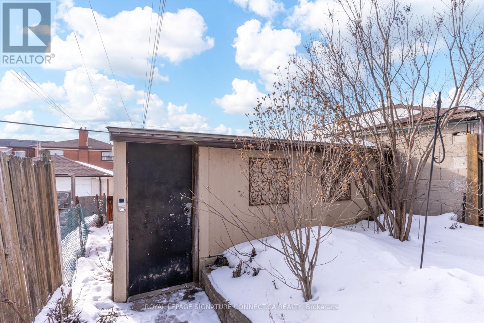 158 Mcroberts Avenue, Toronto, Ontario  M6E 4P5 - Photo 32 - W12819826