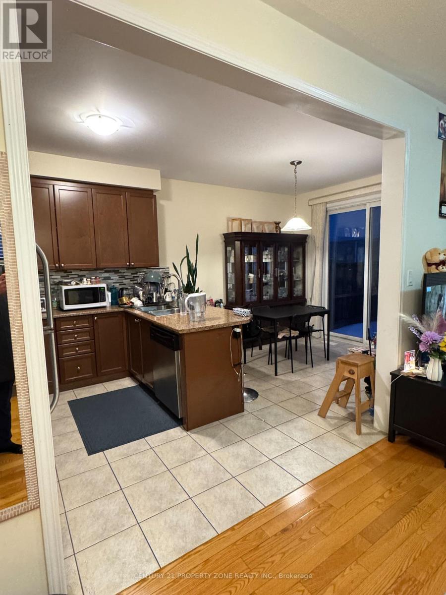 172 Vanhorne Close, Brampton, Ontario  L7A 0Y2 - Photo 3 - W12819828