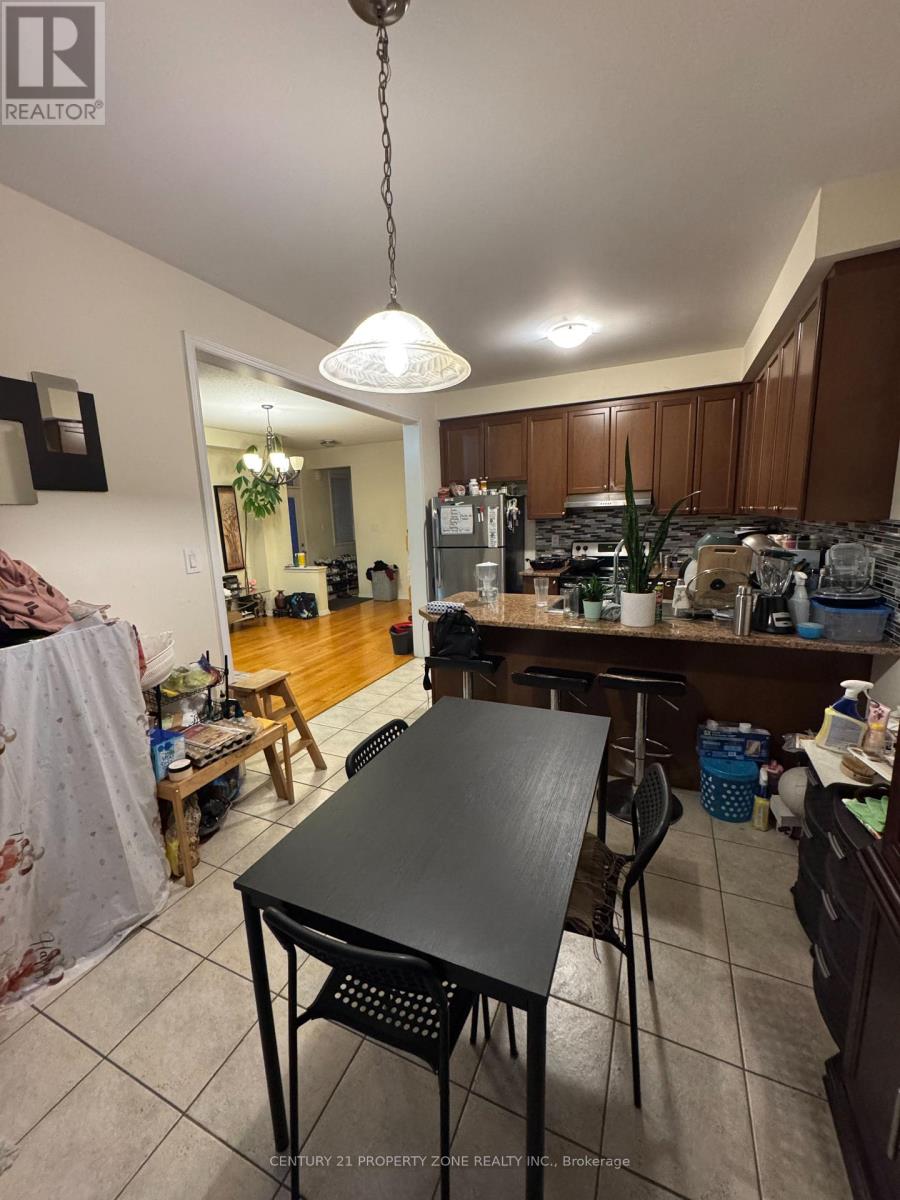 172 Vanhorne Close, Brampton, Ontario  L7A 0Y2 - Photo 4 - W12819828