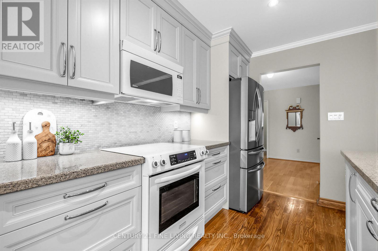 1062 Saginaw Crescent, Mississauga, Ontario  L5H 3W5 - Photo 10 - W12819860