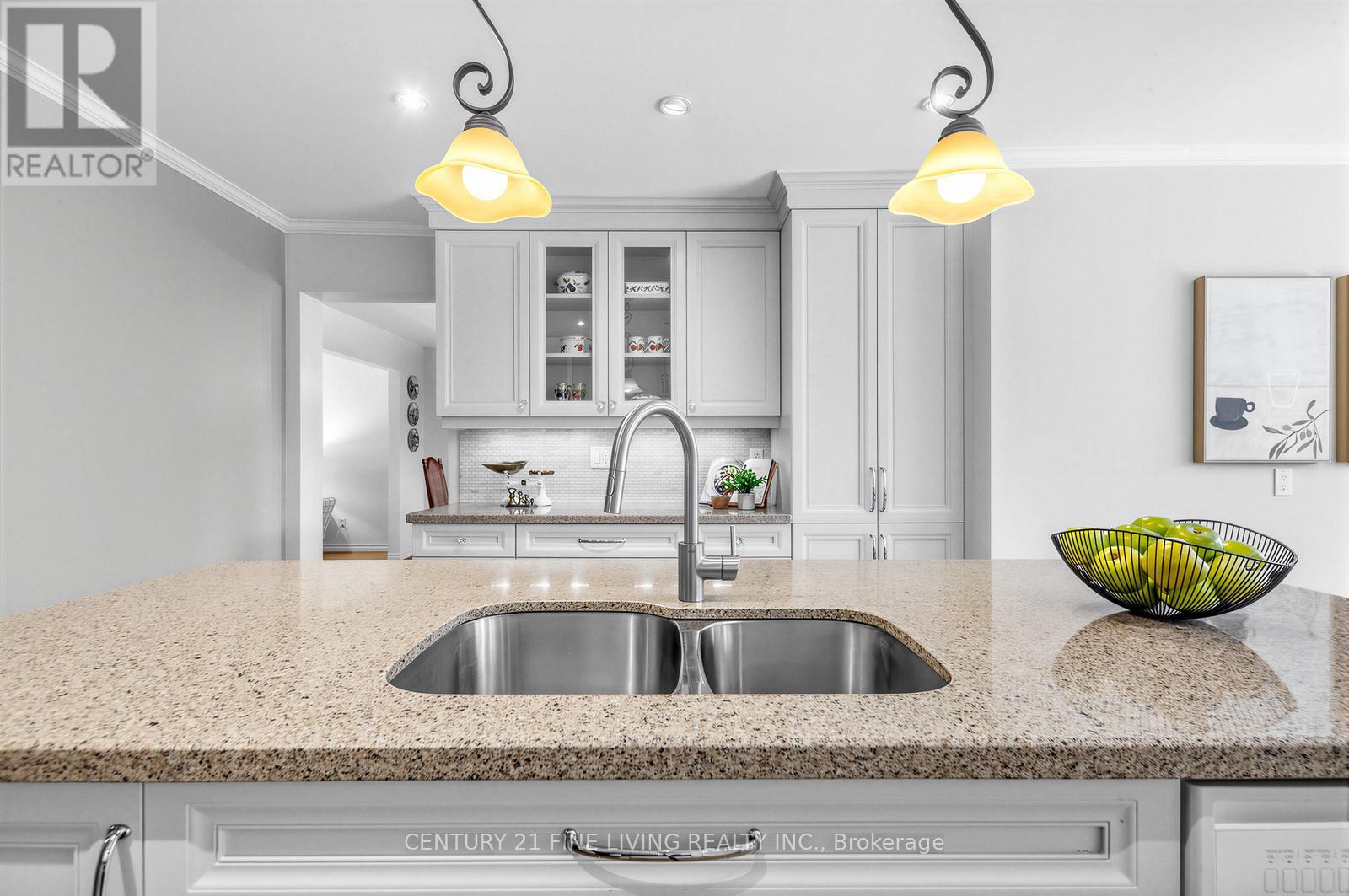 1062 Saginaw Crescent, Mississauga, Ontario  L5H 3W5 - Photo 11 - W12819860