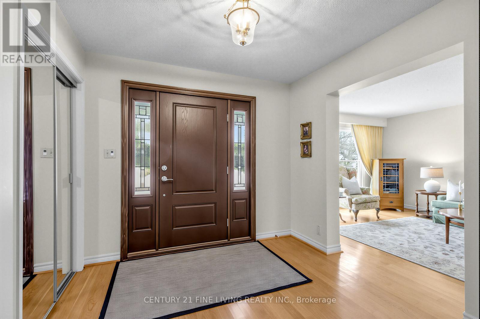 1062 Saginaw Crescent, Mississauga, Ontario  L5H 3W5 - Photo 2 - W12819860