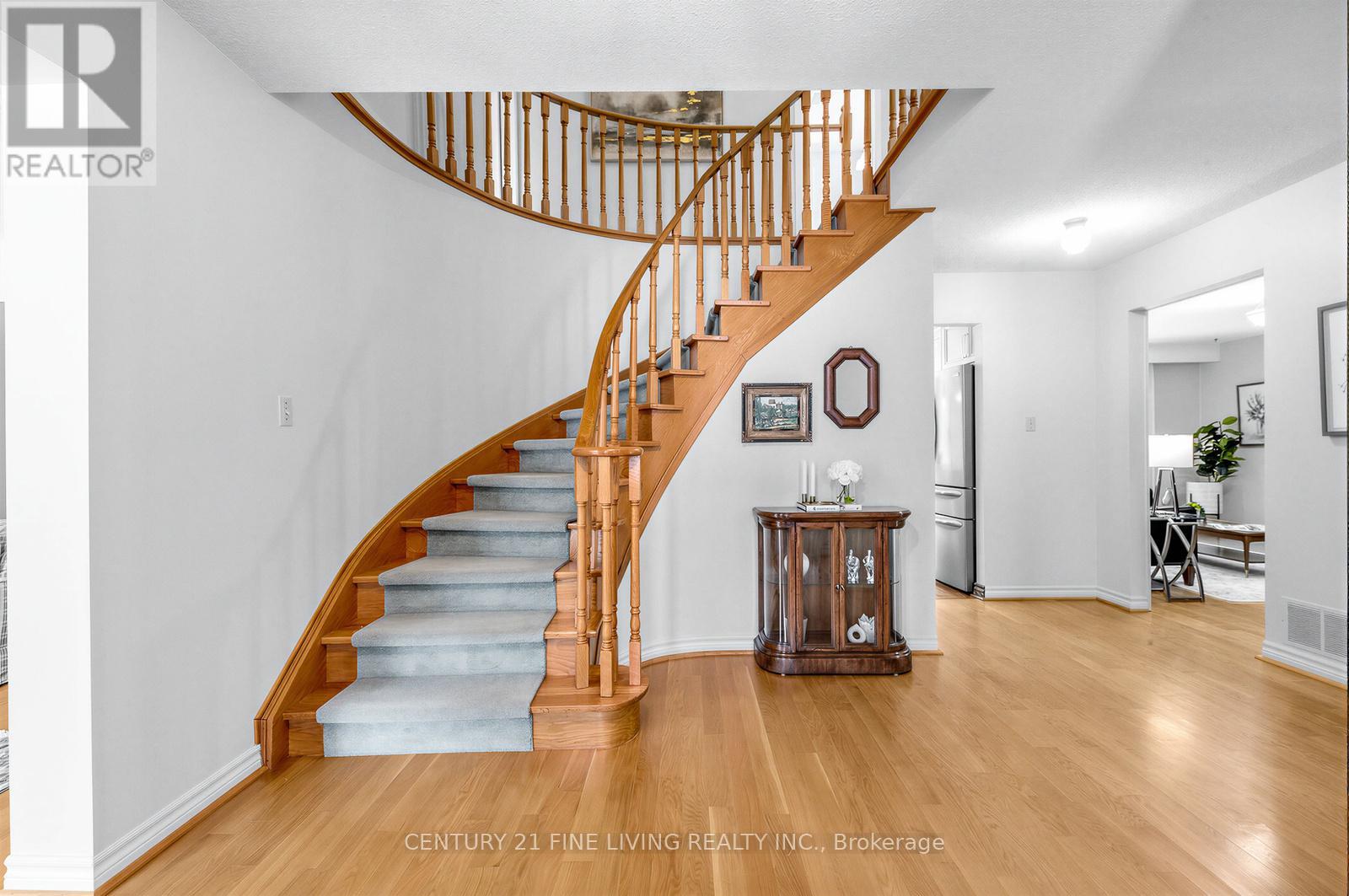 1062 Saginaw Crescent, Mississauga, Ontario  L5H 3W5 - Photo 3 - W12819860