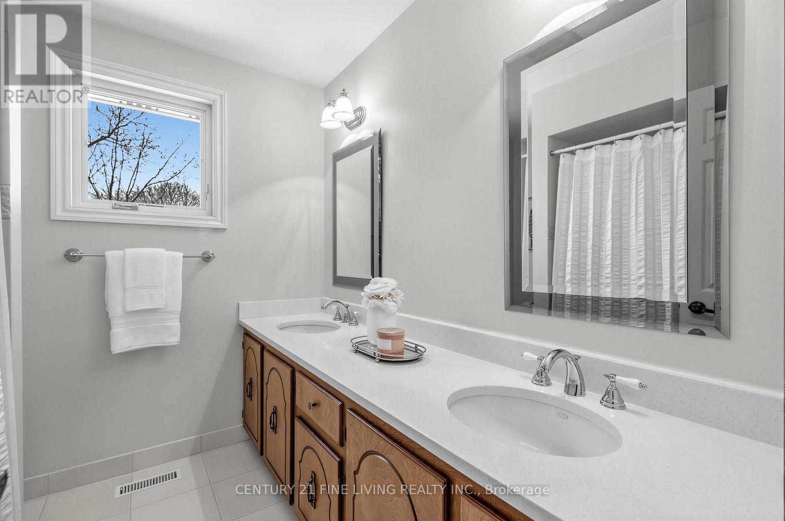 1062 Saginaw Crescent, Mississauga, Ontario  L5H 3W5 - Photo 33 - W12819860