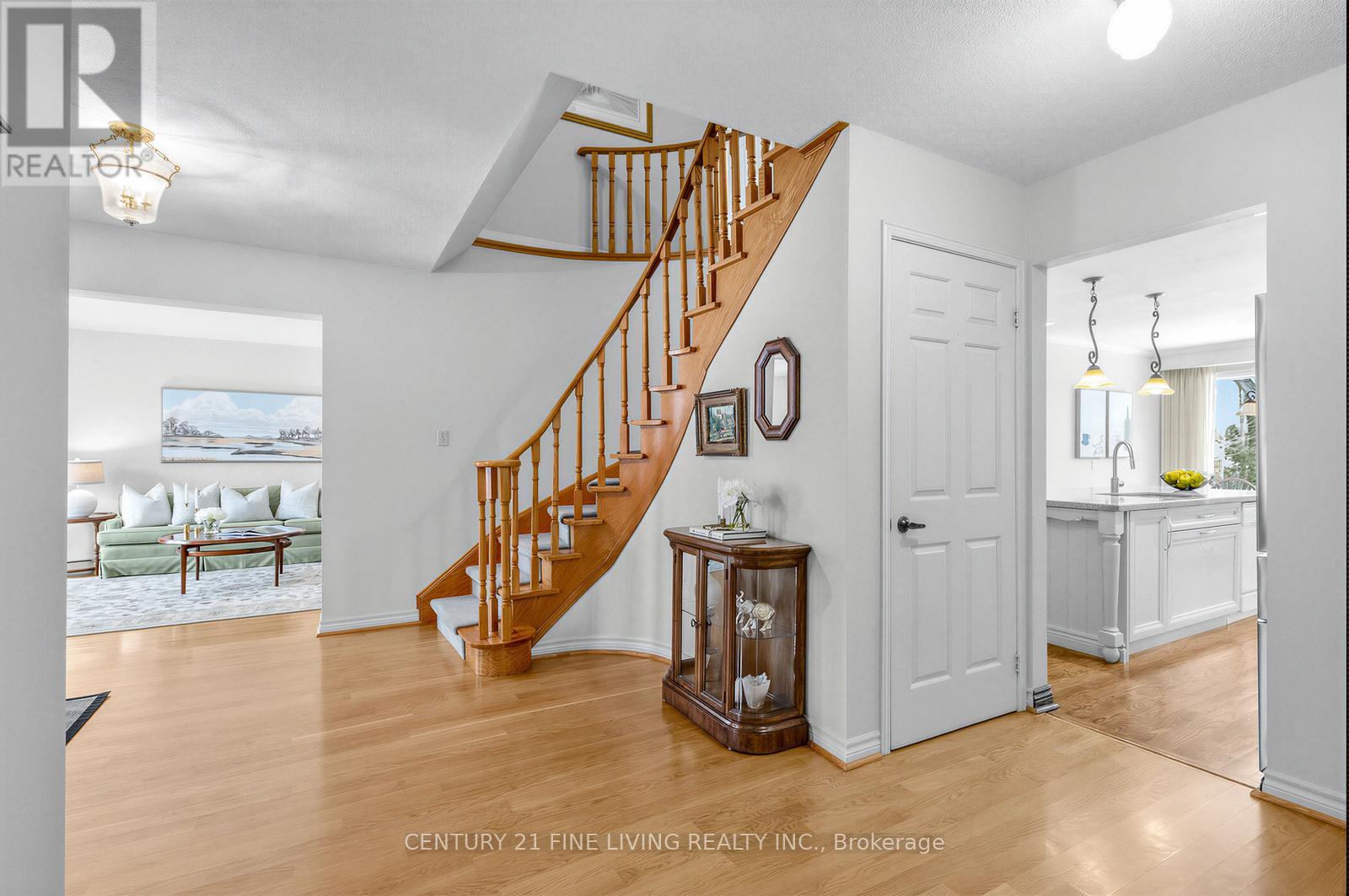 1062 Saginaw Crescent, Mississauga, Ontario  L5H 3W5 - Photo 4 - W12819860