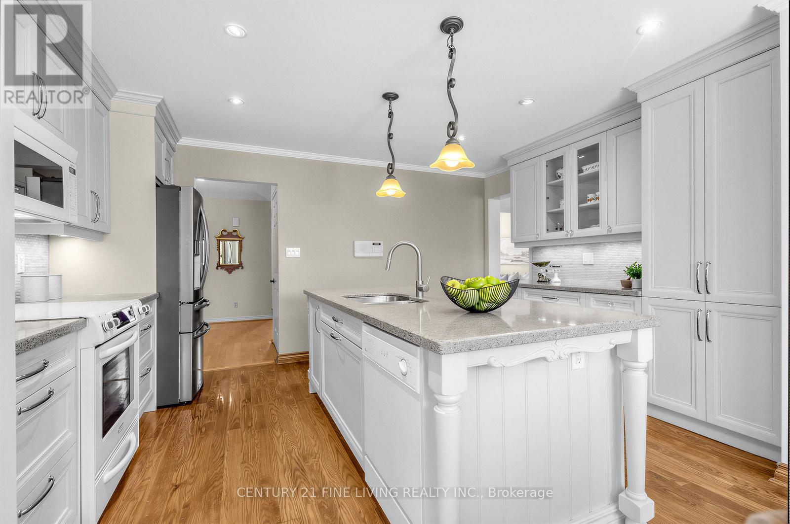 1062 Saginaw Crescent, Mississauga, Ontario  L5H 3W5 - Photo 9 - W12819860