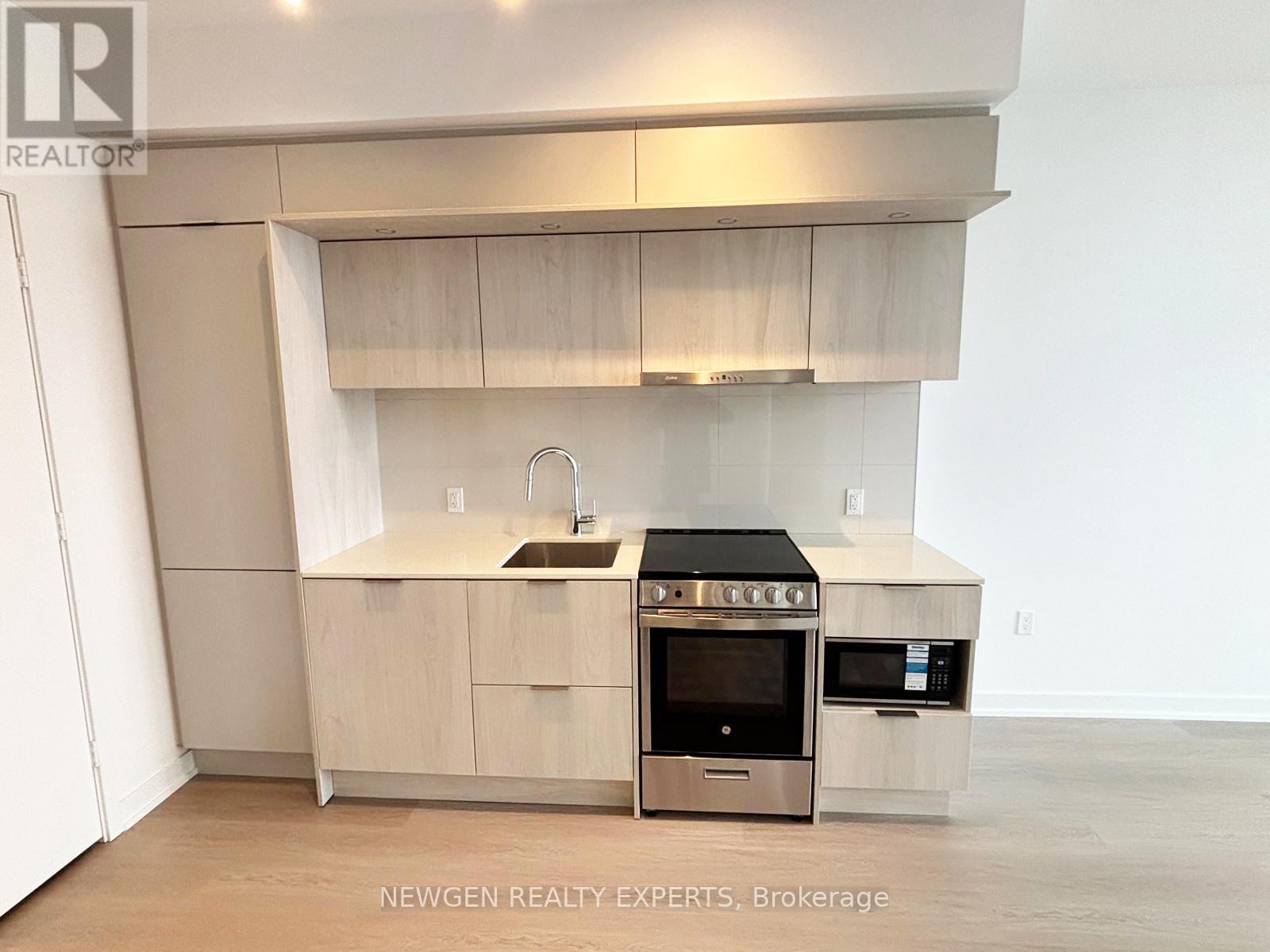 1009 - 448 Burnhamthorpe Road W, Mississauga, Ontario  L5B 4M6 - Photo 4 - W12820032