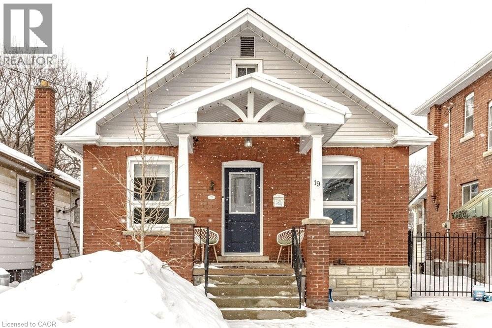 19 Huxley Avenue N, Hamilton, Ontario  L8H 4P1 - Photo 2 - 40804178