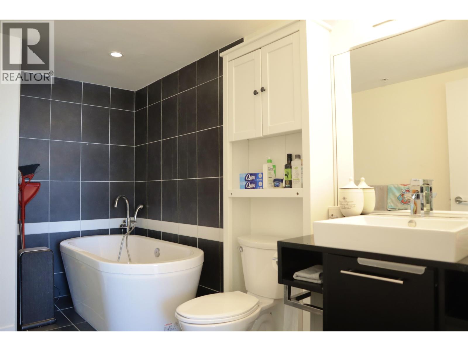 Listing Picture 11 of 17 : 2906 689 ABBOTT STREET, Vancouver / 溫哥華 - 魯藝地產 Yvonne Lu Group - MLS Medallion Club Member