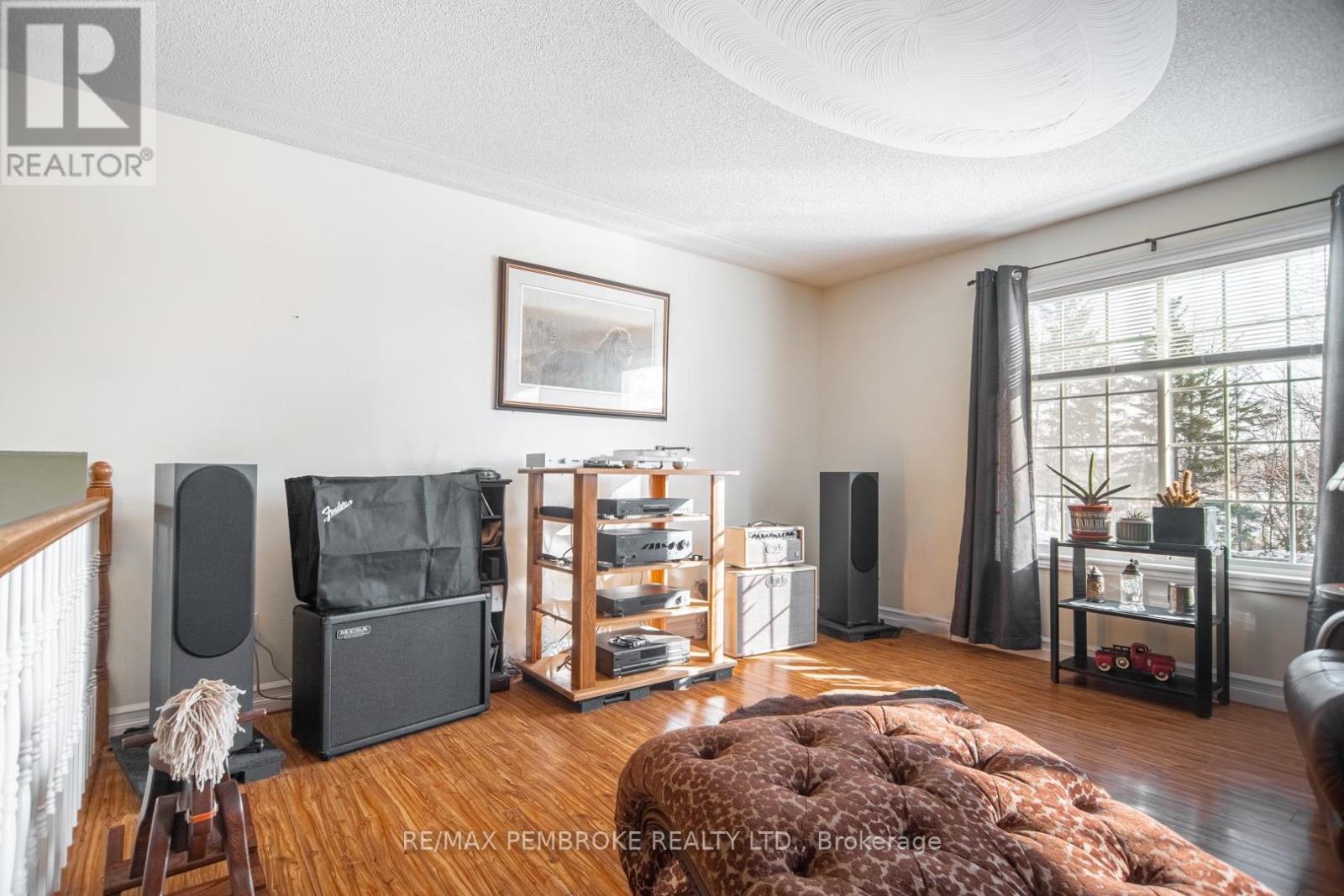 193 D'youville Drive, Pembroke, Ontario  K8A 8R5 - Photo 4 - X12820176