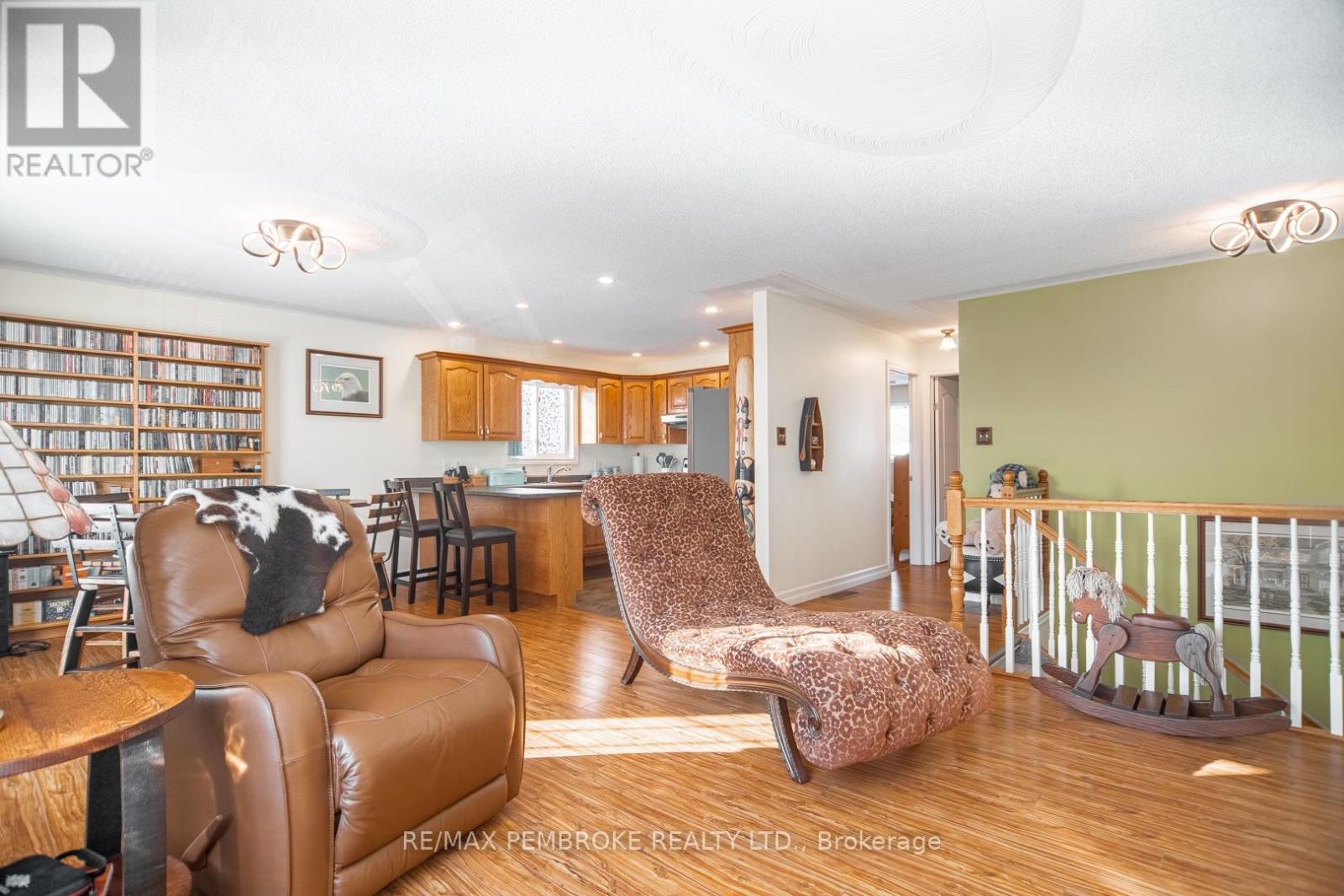 193 D'youville Drive, Pembroke, Ontario  K8A 8R5 - Photo 5 - X12820176