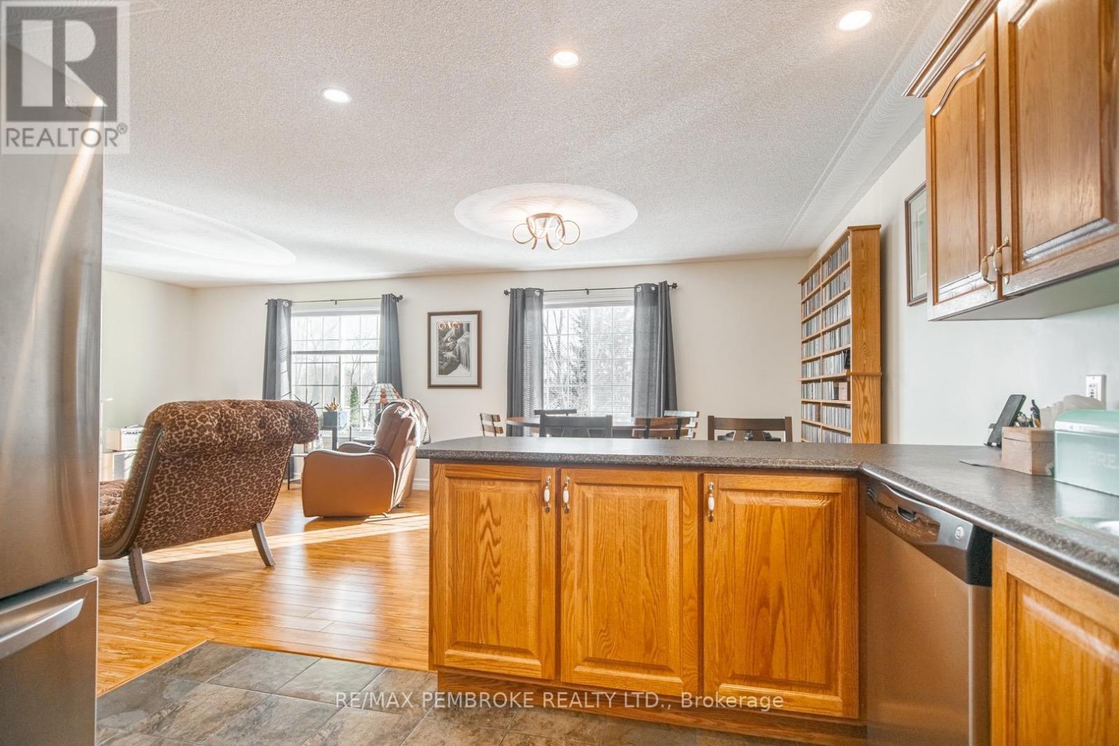 193 D'youville Drive, Pembroke, Ontario  K8A 8R5 - Photo 9 - X12820176