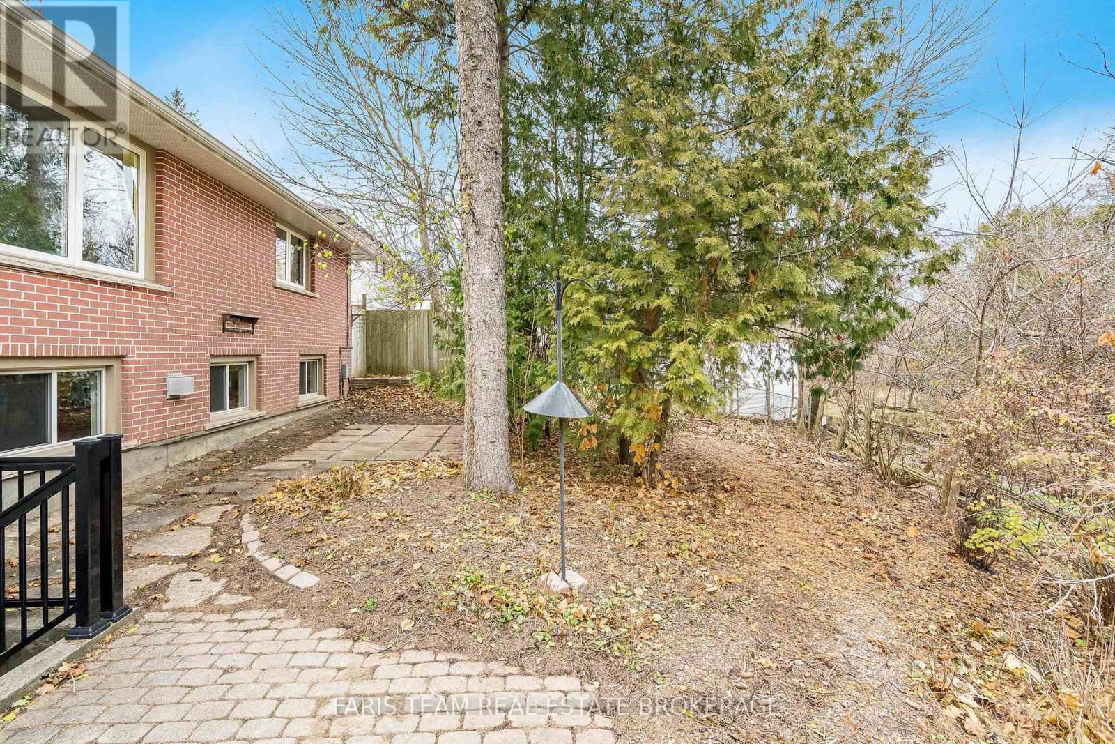 15 Davidson Street, Barrie (Wellington), Ontario  L4M 3R9 - Photo 31 - S12820166