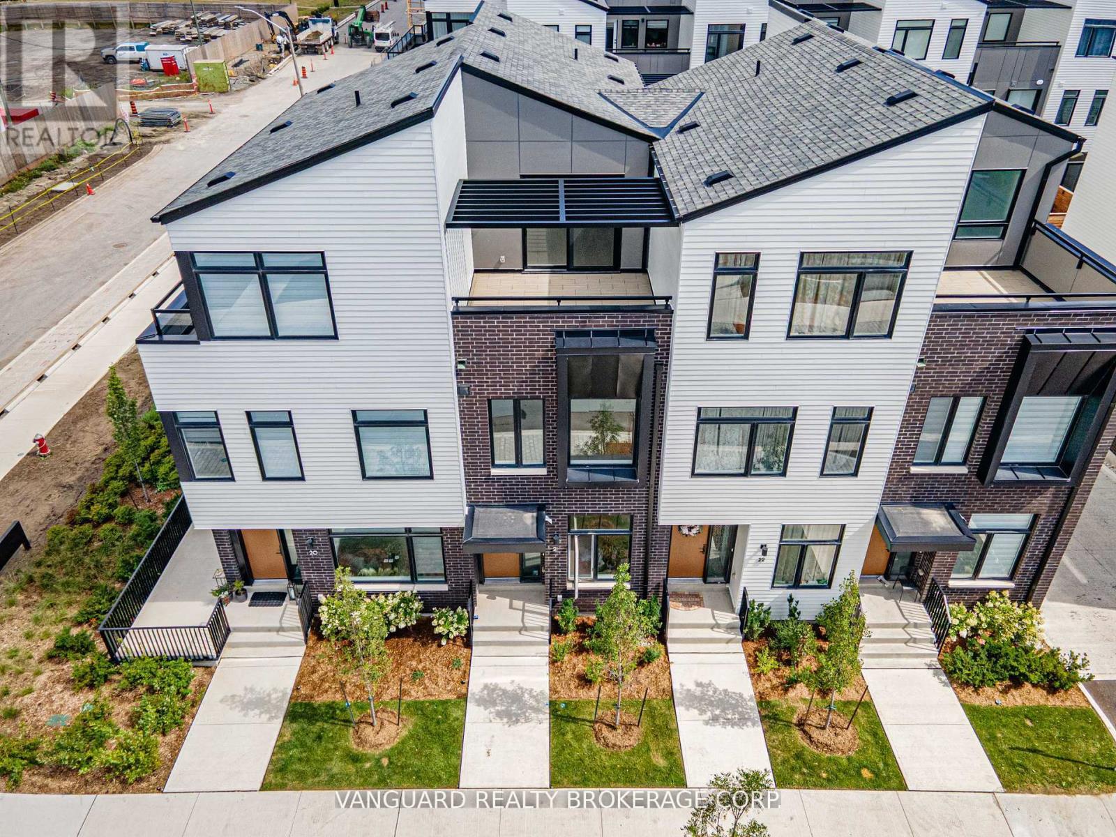 21 - 15 Lou Parsons Way, Mississauga, Ontario  L5H 0B2 - Photo 4 - W12820134