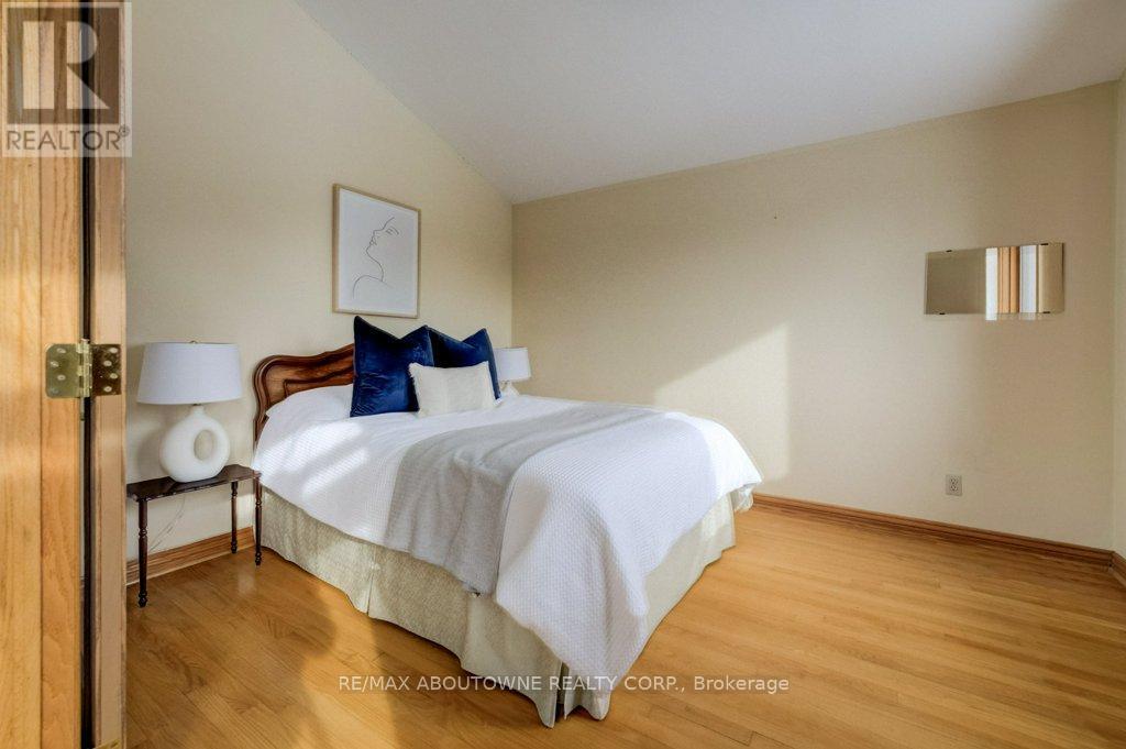 1245 Tyneburn Crescent, Mississauga, Ontario  L4X 1P4 - Photo 14 - W12804848