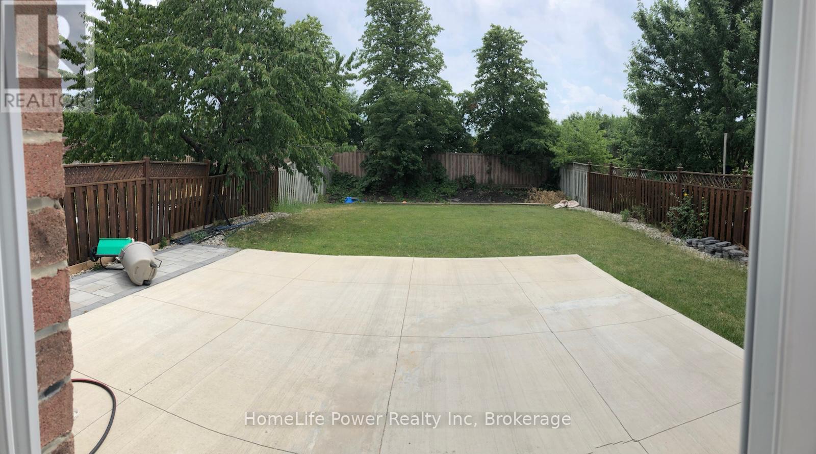 14 Sparrow Court, Brampton, Ontario  L6Y 3P2 - Photo 4 - W12820362