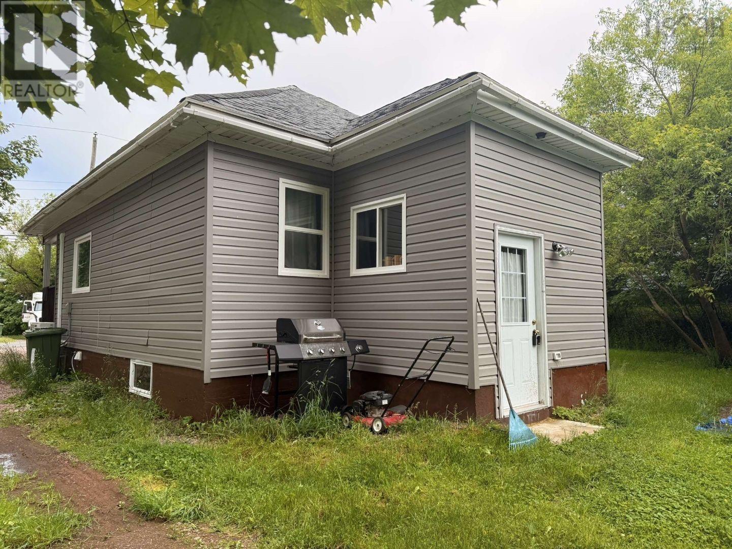 18 Royalty Street, Truro, Nova Scotia  B2N 1S9 - Photo 2 - 202601820