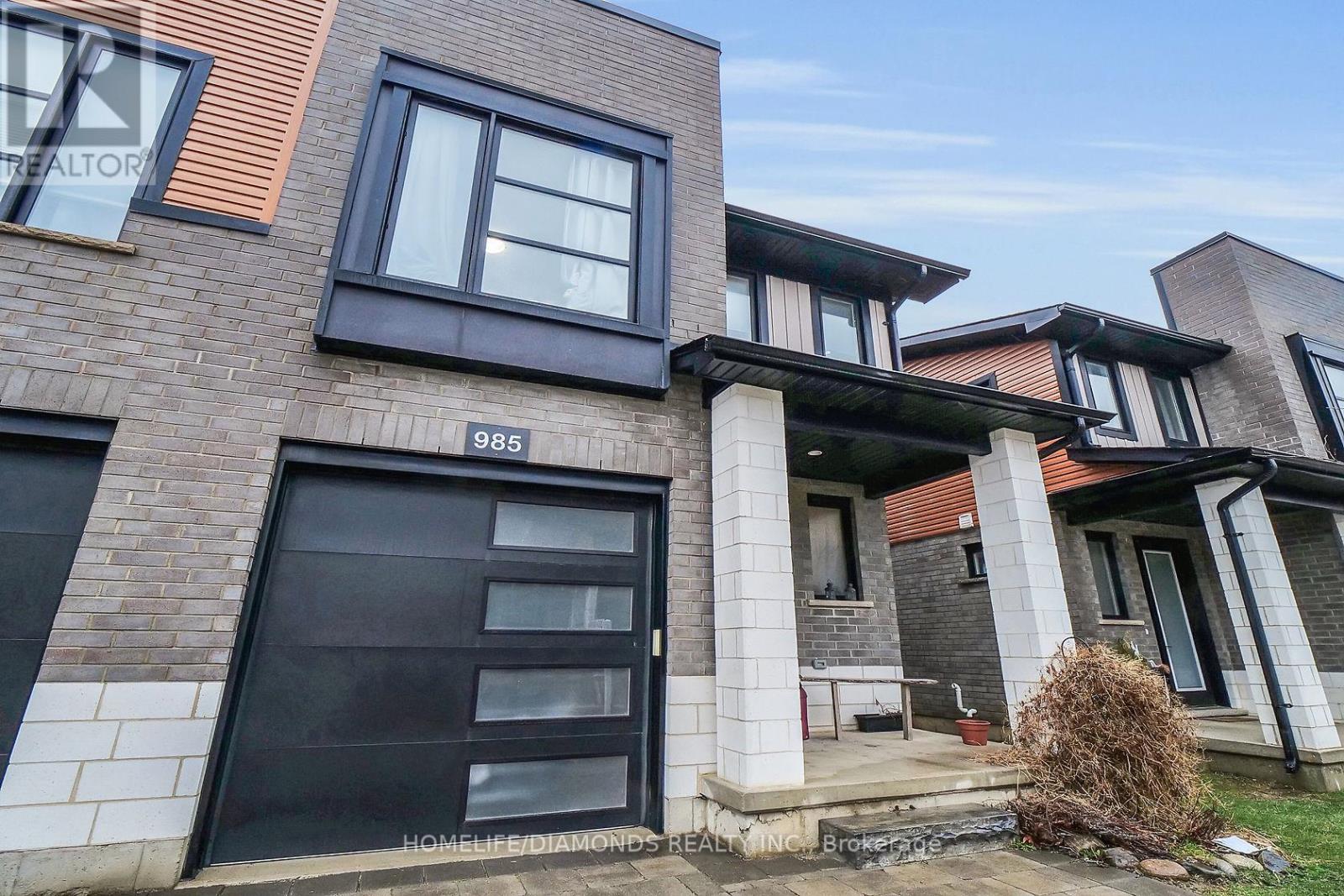 985 West Village Square, London North, Ontario  N6H 5J9 - Photo 2 - X12820232