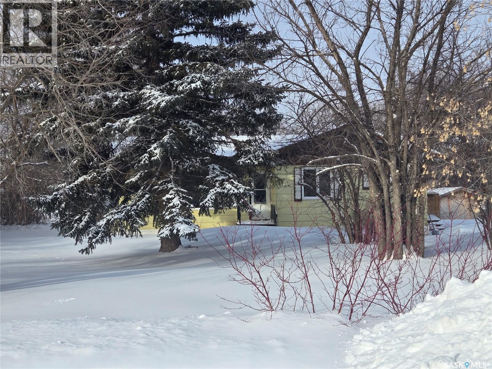 35 James Street, Kisbey, Saskatchewan  S0C 1L0 - Photo 2 - SK029153