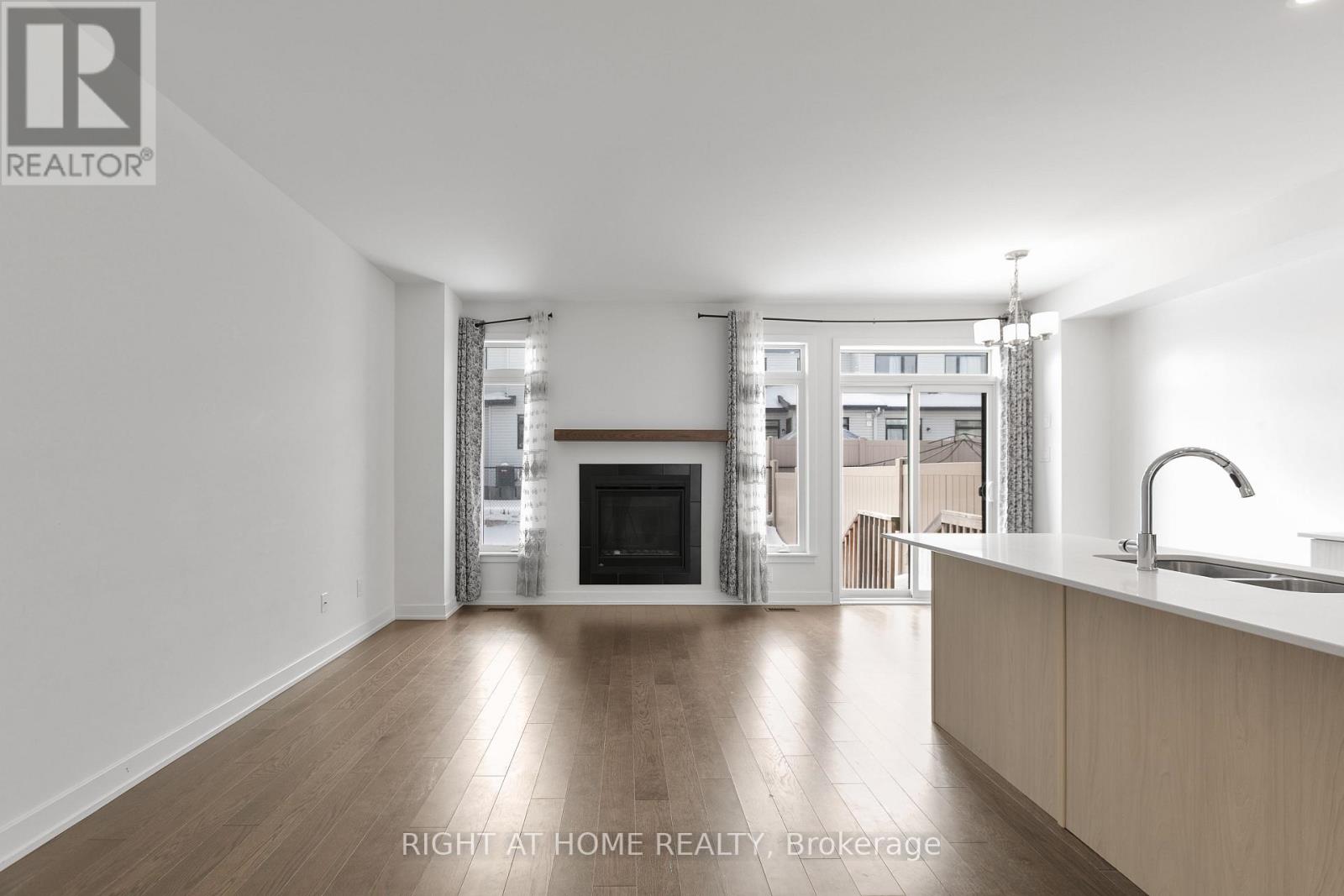 613 Rathburn Lane, Ottawa, Ontario  K1T 0V7 - Photo 4 - X12820492