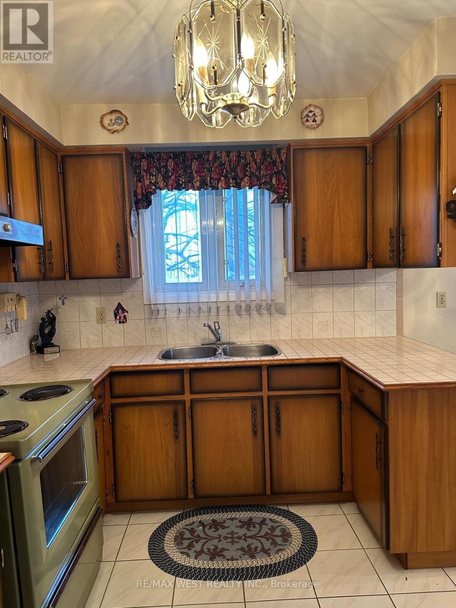 74 Elana Drive, Toronto, Ontario  M3N 2C2 - Photo 16 - W12819842