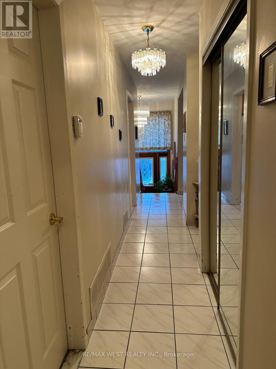 74 Elana Drive, Toronto, Ontario  M3N 2C2 - Photo 17 - W12819842