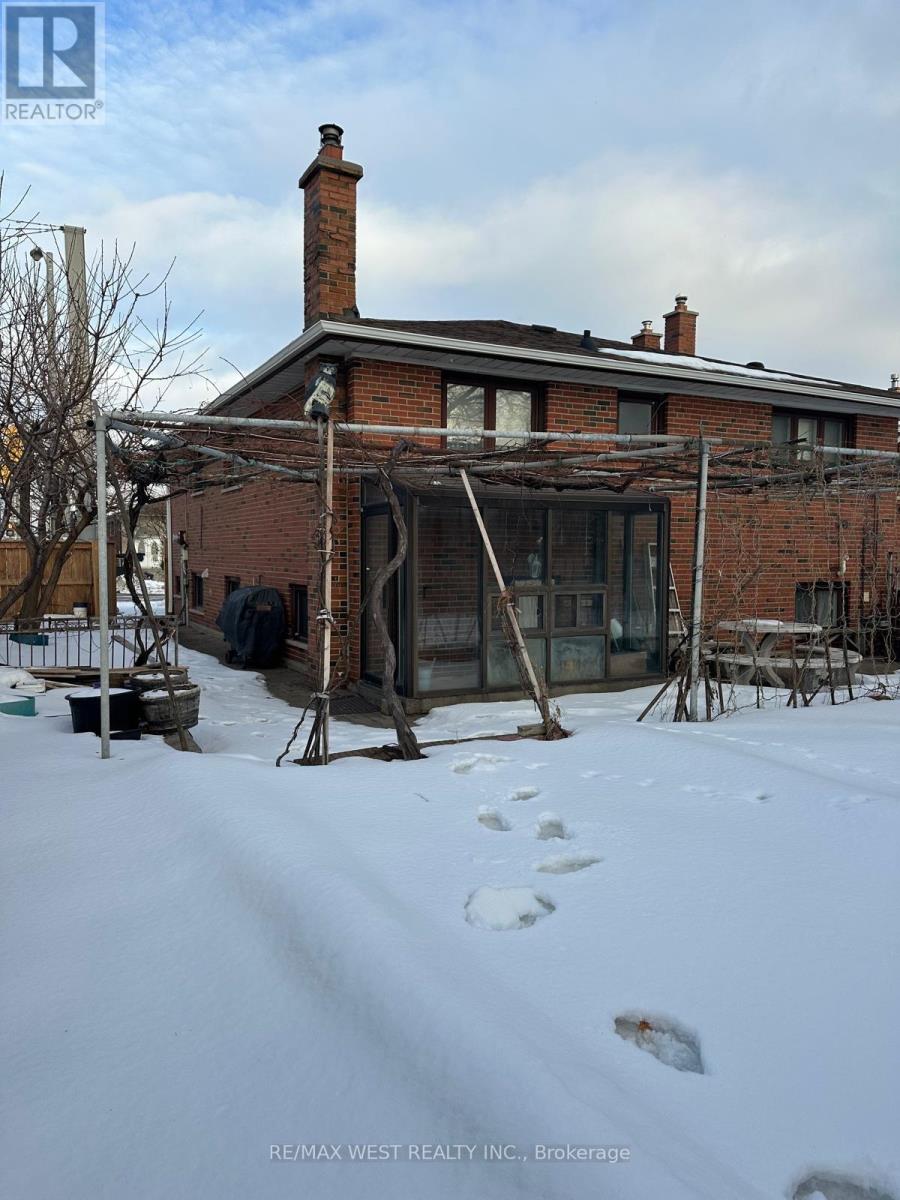 74 Elana Drive, Toronto, Ontario  M3N 2C2 - Photo 4 - W12819842