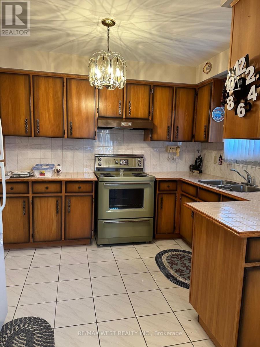 74 Elana Drive, Toronto, Ontario  M3N 2C2 - Photo 15 - W12819842