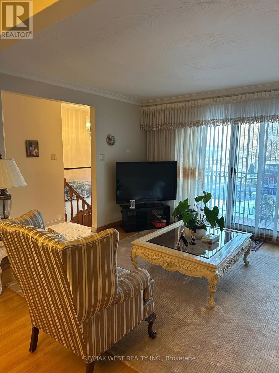 74 Elana Drive, Toronto, Ontario  M3N 2C2 - Photo 9 - W12819842