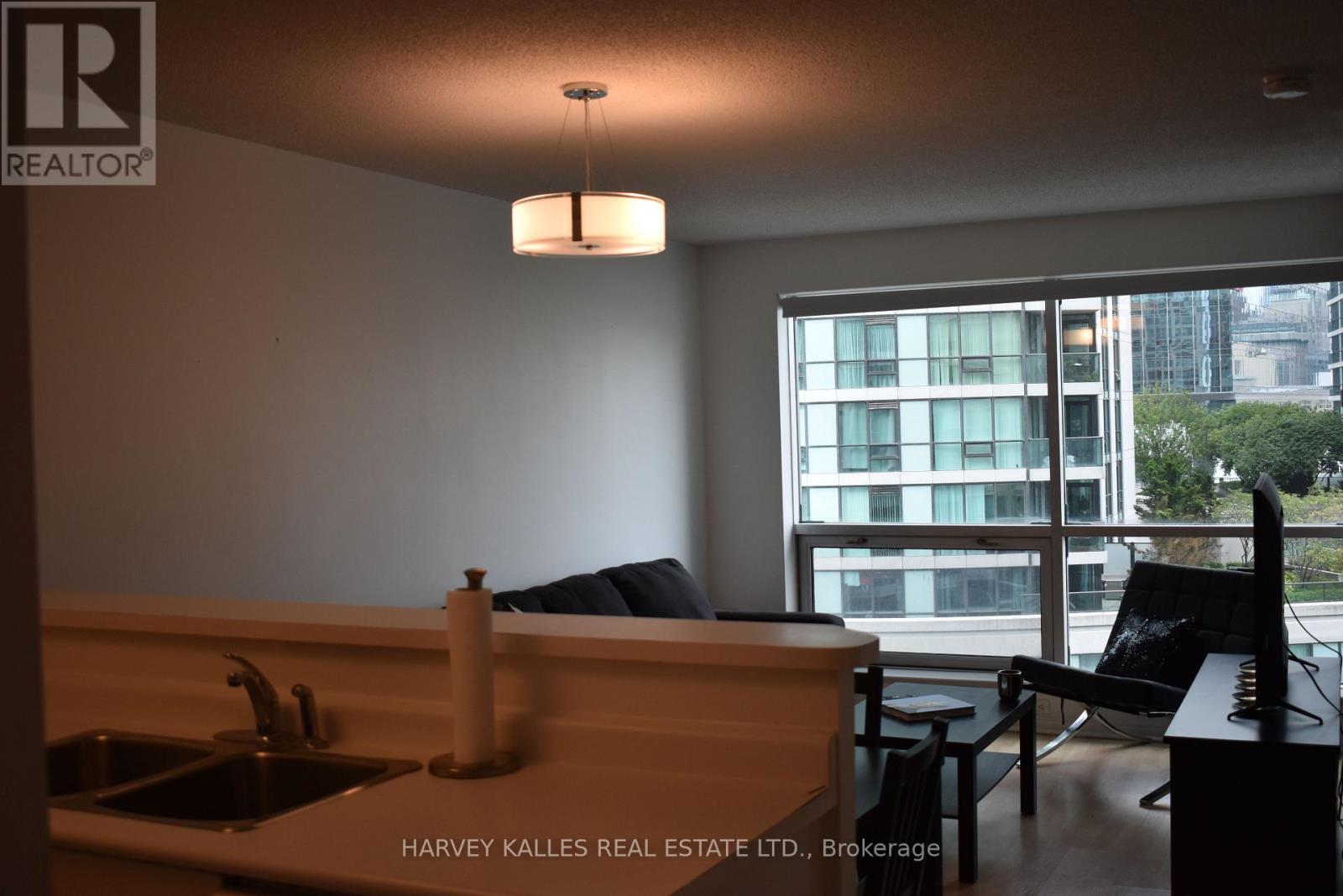 705 - 10 Yonge Street, Toronto, Ontario  M5J 1R4 - Photo 3 - C12820446