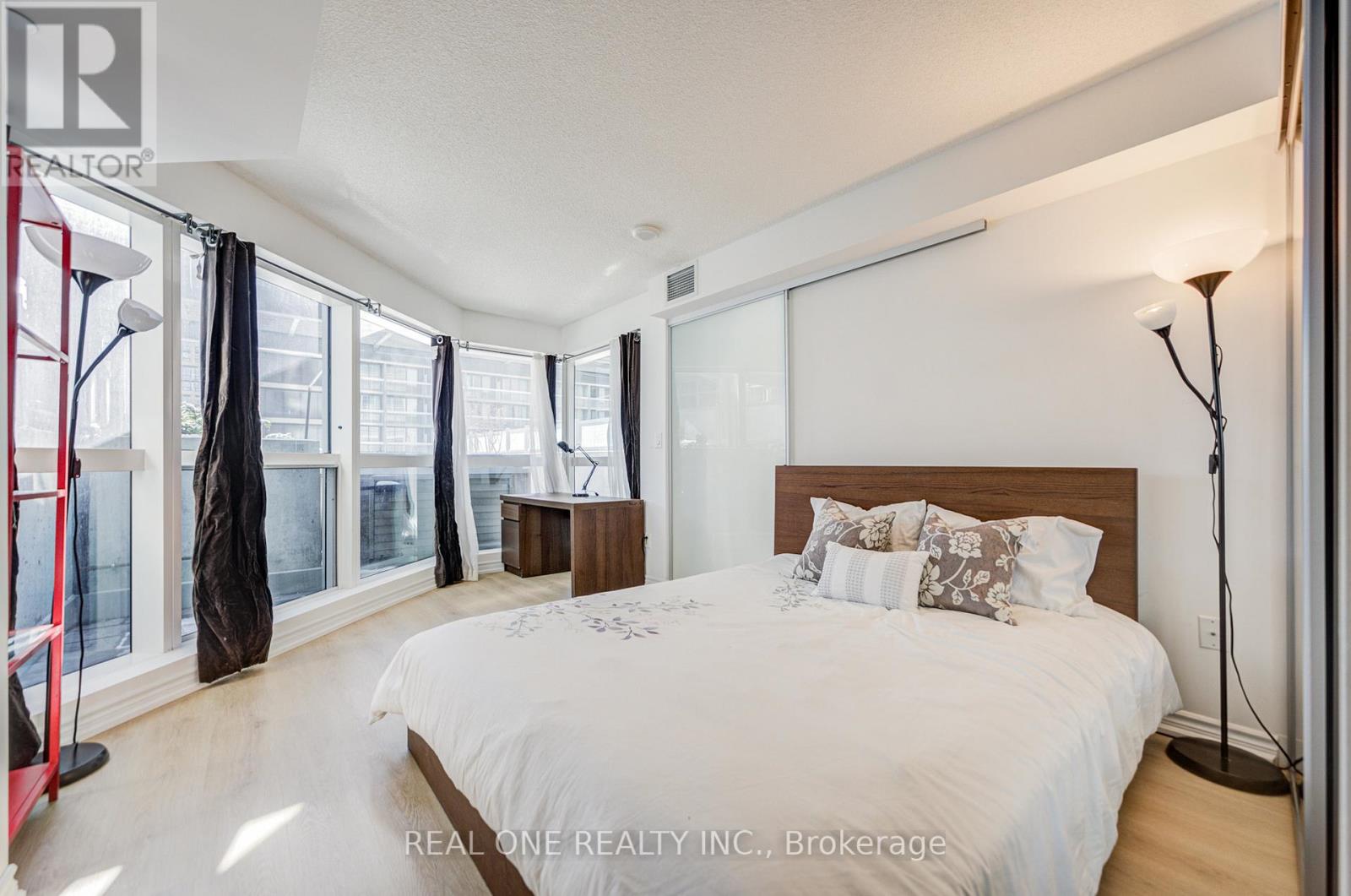 1408 - 386 Yonge Street, Toronto, Ontario  M5B 0A5 - Photo 16 - C12820474