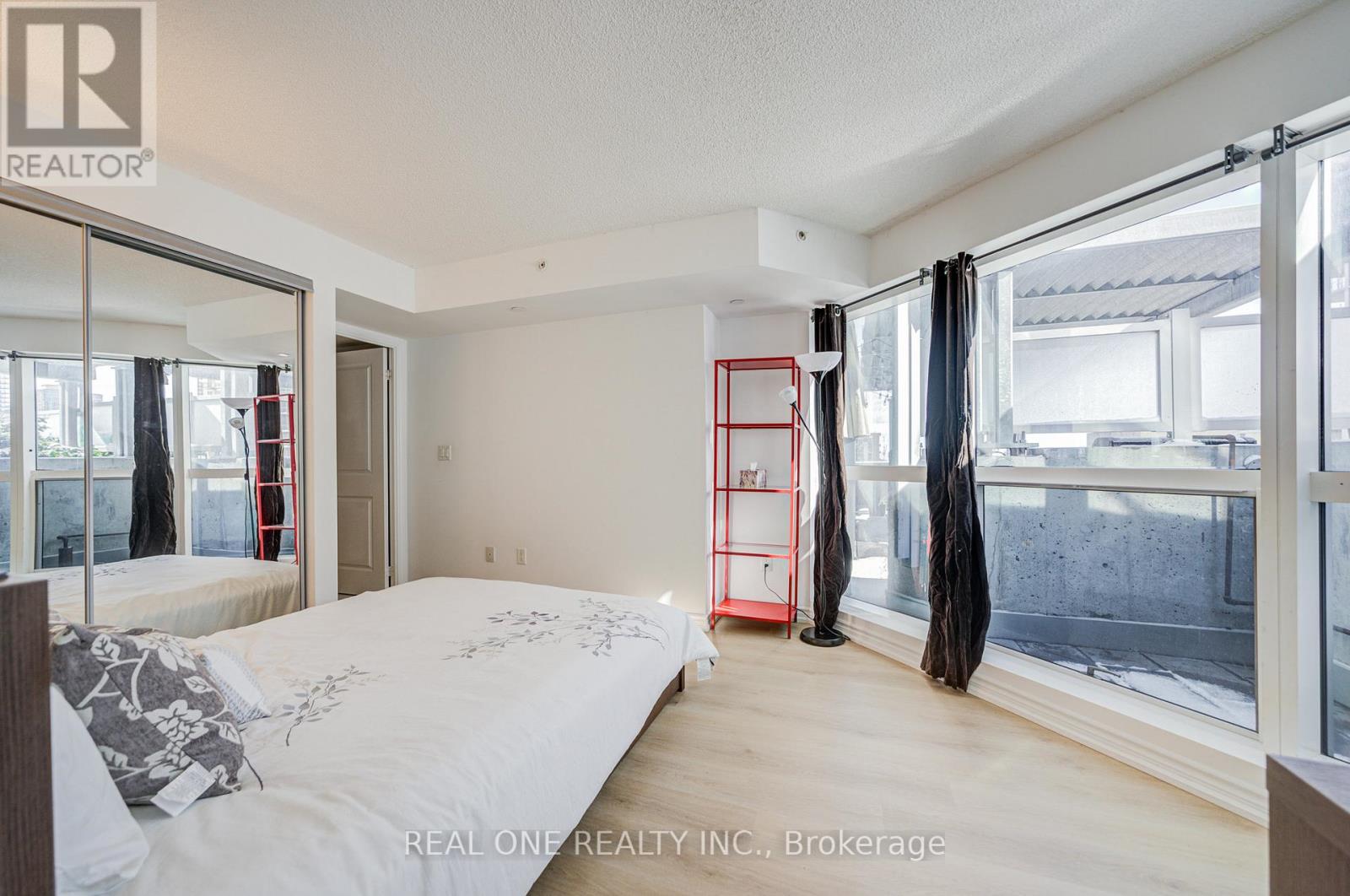 1408 - 386 Yonge Street, Toronto, Ontario  M5B 0A5 - Photo 18 - C12820474