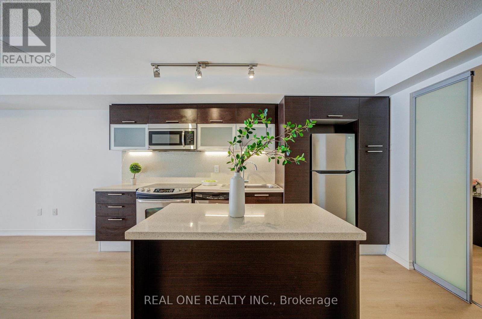 1408 - 386 Yonge Street, Toronto, Ontario  M5B 0A5 - Photo 6 - C12820474