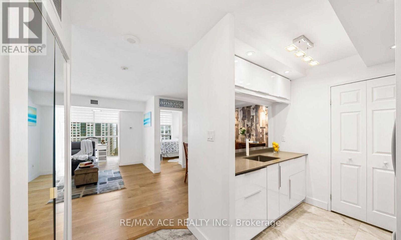 1611 - 285 Enfield Place, Mississauga, Ontario  L5B 3Y6 - Photo 2 - W12820416