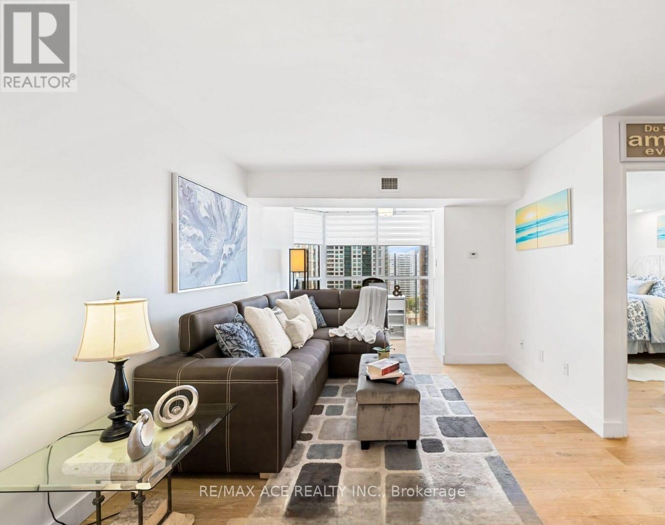 1611 - 285 Enfield Place, Mississauga, Ontario  L5B 3Y6 - Photo 4 - W12820416