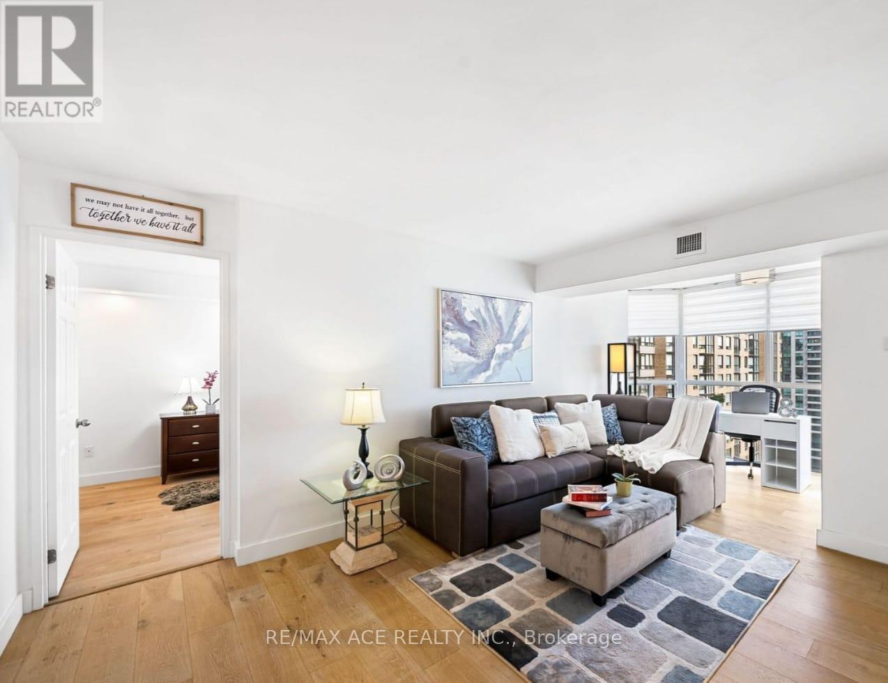 1611 - 285 Enfield Place, Mississauga, Ontario  L5B 3Y6 - Photo 5 - W12820416