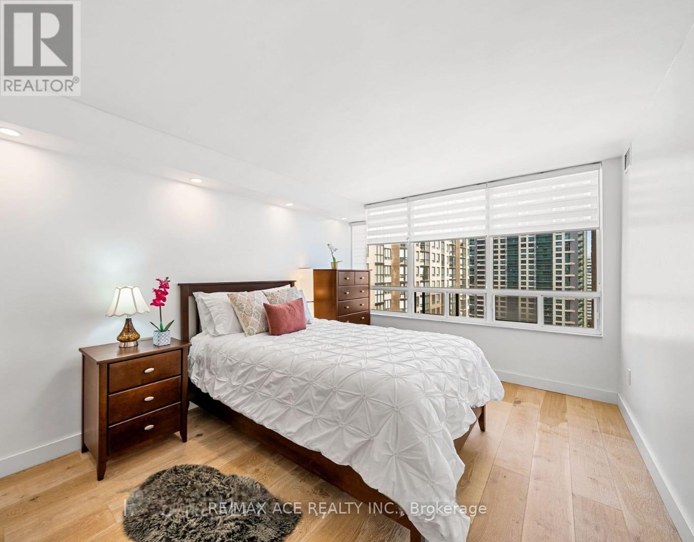 1611 - 285 Enfield Place, Mississauga, Ontario  L5B 3Y6 - Photo 6 - W12820416