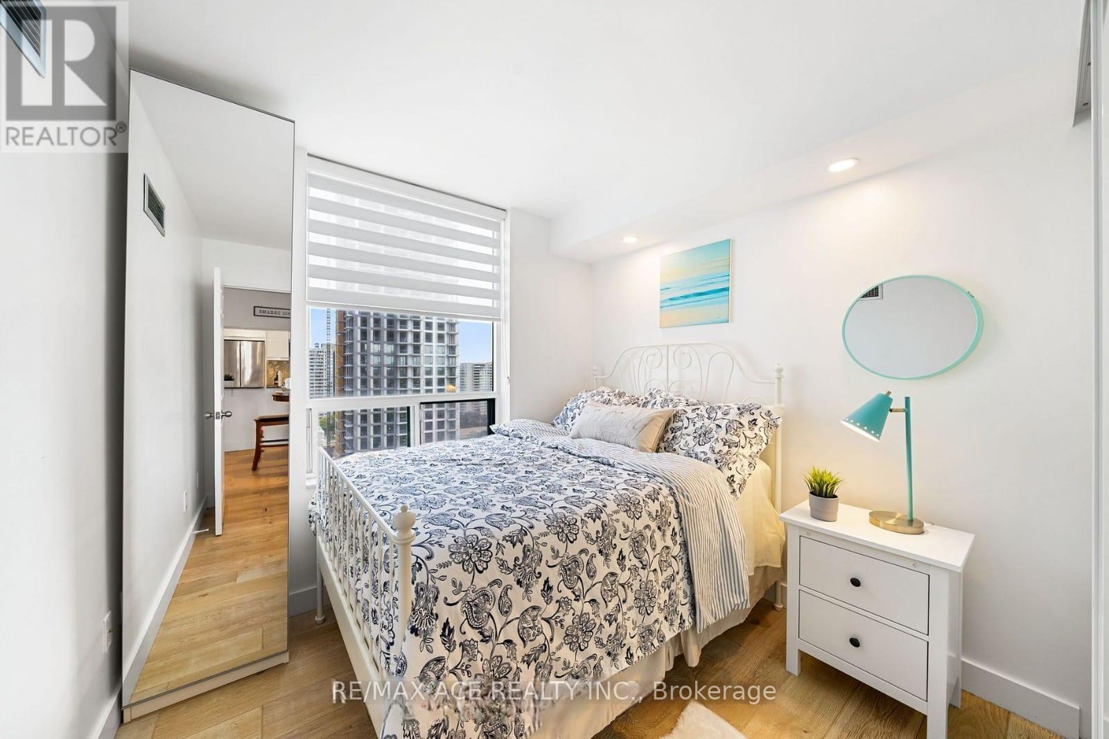 1611 - 285 Enfield Place, Mississauga, Ontario  L5B 3Y6 - Photo 8 - W12820416