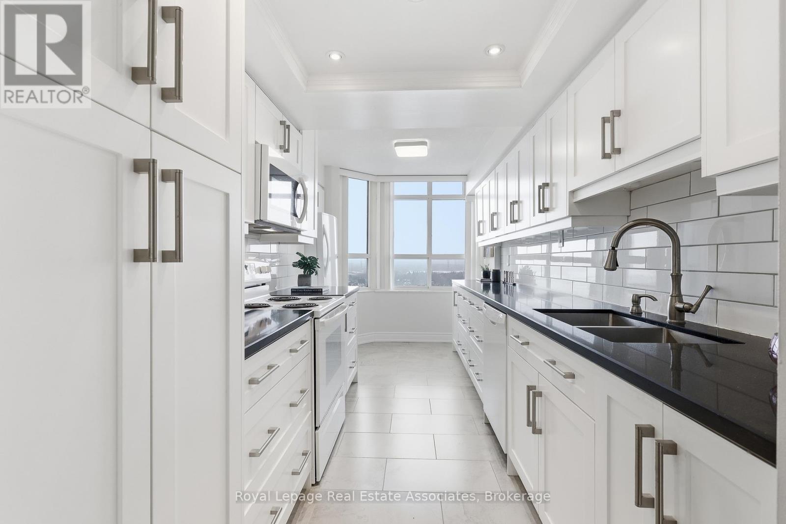 1401 - 10 Malta Avenue, Brampton, Ontario  L6Y 4G6 - Photo 5 - W12820430