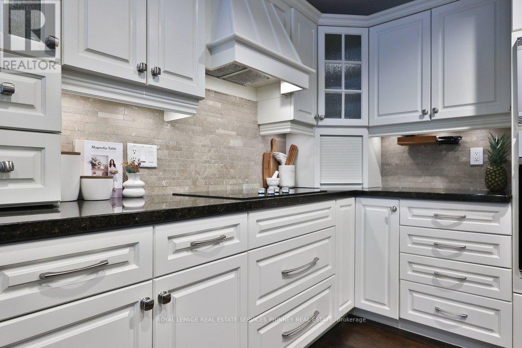 1048 Veroli Court, Mississauga, Ontario  L5H 4B9 - Photo 11 - W12820432