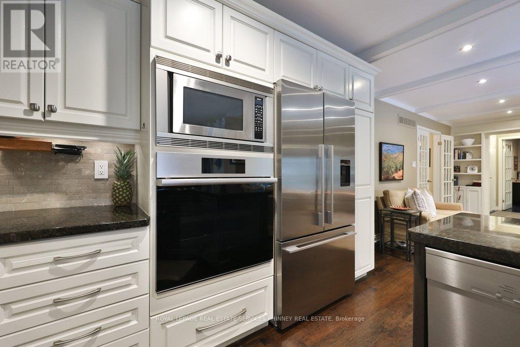 1048 Veroli Court, Mississauga, Ontario  L5H 4B9 - Photo 12 - W12820432