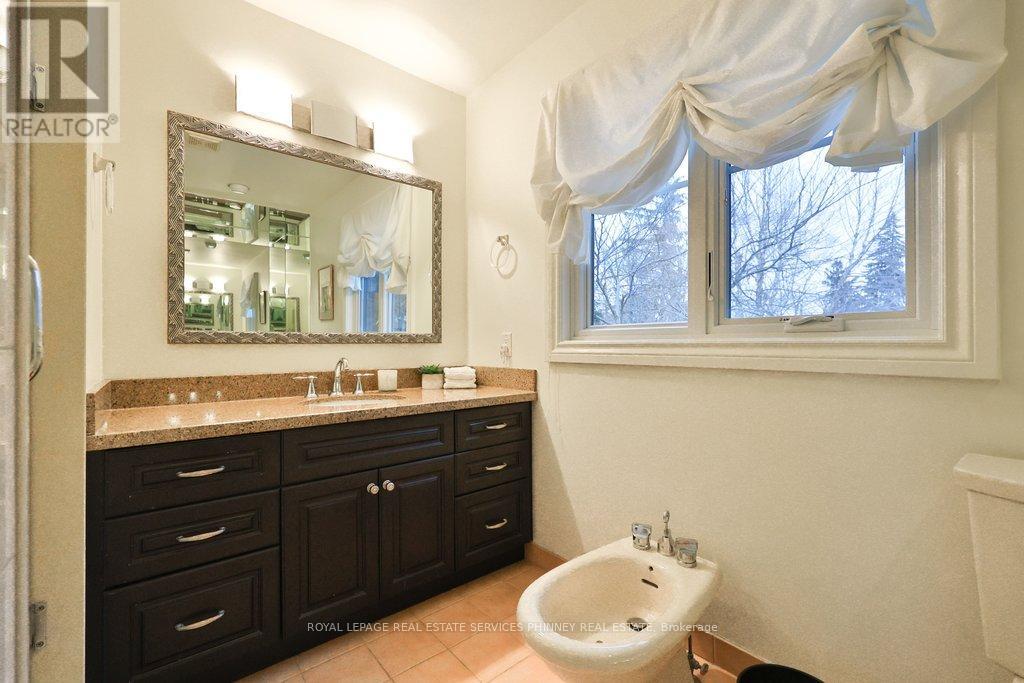 1048 Veroli Court, Mississauga, Ontario  L5H 4B9 - Photo 24 - W12820432